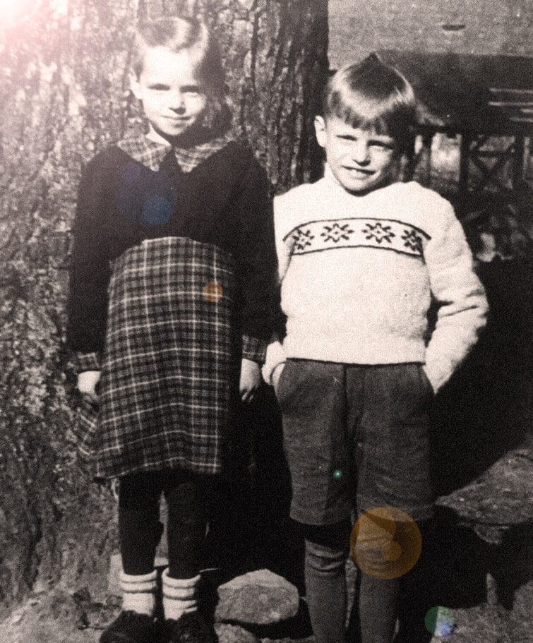 Ein schwarz-weiß Foto von zwei lächelnden, kleinen Kindern